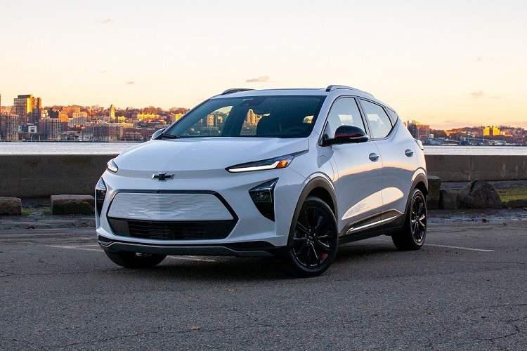 Sau khi khấu trừ 7.500 USD theo đạo luật giảm lạm phát có hiệu lực từ ngày 1/1/2023 của chính phủ Mỹ, mẫu ô tô điện này có giá chỉ còn 19.995 USD. Trong khi đó, giá xe Chevrolet Bolt EUV 2023 có mức khởi điểm 27.800 USD. Nhờ ưu đãi của chính phủ Mỹ, mẫu ôtô điện này có giá chỉ còn 20.300 USD.