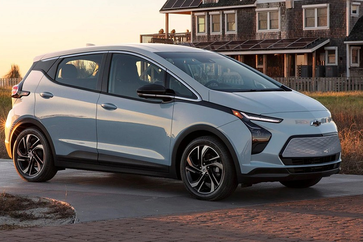 Tuy nhiên, năm 2023 có vẻ như lại là một khởi đầu mới đầy hứa hẹn khi Chevrolet Bolt EV và Bolt EUV đủ điều kiện nhận trợ giá của chính phủ Mỹ. Theo đó, kể từ đầu năm 2023, cặp đôi ôtô điện này được trợ giá lên đến 7.500 USD tại Mỹ. Chevrolet Bolt EV 2023 có giá bán khởi điểm từ 26.500 USD, bao gồm 995 USD chi phí vận chuyển và giao xe.
