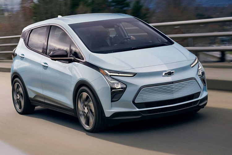 Bên cạnh đó là những trang bị an toàn tiêu chuẩn như 10 túi khí, camera lùi, hệ thống kiểm soát hành trình, hệ thống cảnh báo lệch làn đường, hỗ trợ giữ làn đường, cảnh báo tiền va chạm, phanh sau va chạm và phanh đĩa trước/sau. Thậm chí, Chevrolet Bolt EUV 2023 bản cao cấp còn đi kèm cả hệ thống hỗ trợ lái bán tự động Super Cruise của tập đoàn GM.