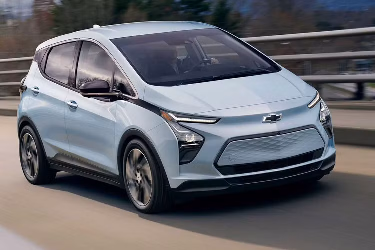 Bên cạnh đó là những trang bị an toàn tiêu chuẩn như 10 túi khí, camera lùi, hệ thống kiểm soát hành trình, hệ thống cảnh báo lệch làn đường, hỗ trợ giữ làn đường, cảnh báo tiền va chạm, phanh sau va chạm và phanh đĩa trước/sau. Thậm chí, Chevrolet Bolt EUV 2023 bản cao cấp còn đi kèm cả hệ thống hỗ trợ lái bán tự động Super Cruise của tập đoàn GM.