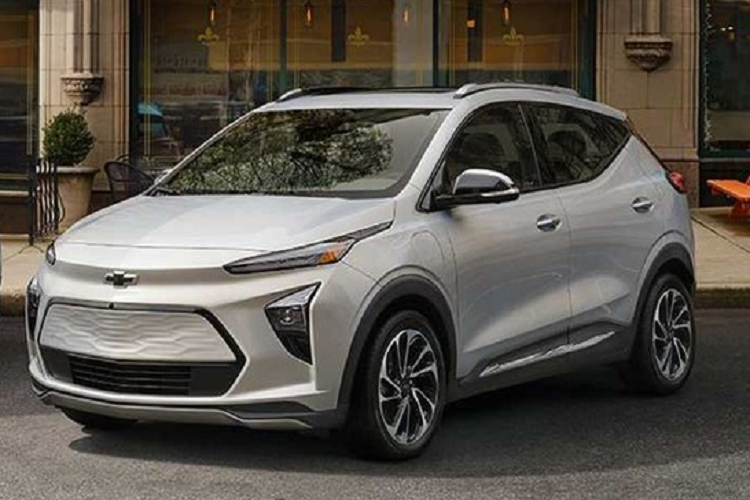 Đồng thời, Chevrolet Bolt EV và Bolt EUV 2023 chỉ đắt hơn một số mẫu xe rẻ nhất tại thị trường Mỹ hiện nay như Nissan Versa (16.755 USD), Mitsubishi Mirage (17.290 USD), Kia Rio (17.875 USD), Mitsubishi Mirage G4 (18.290 USD) hay Kia Rio 5 cửa (18.815 USD).