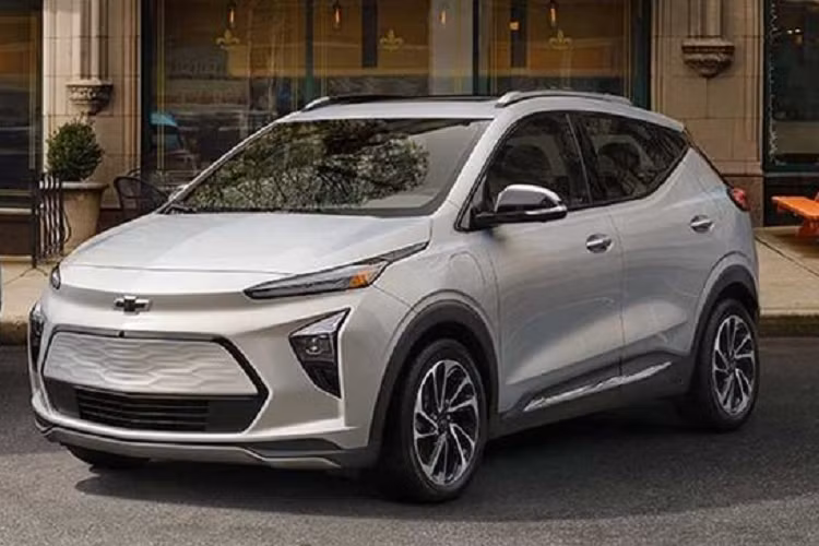 Đồng thời, Chevrolet Bolt EV và Bolt EUV 2023 chỉ đắt hơn một số mẫu xe rẻ nhất tại thị trường Mỹ hiện nay như Nissan Versa (16.755 USD), Mitsubishi Mirage (17.290 USD), Kia Rio (17.875 USD), Mitsubishi Mirage G4 (18.290 USD) hay Kia Rio 5 cửa (18.815 USD).