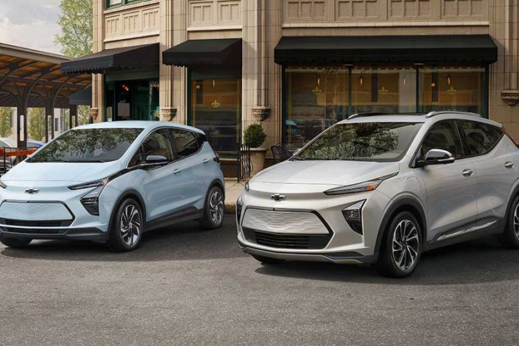 Nói đến Chevrolet Bolt EV chạy điện, có lẽ nhiều người sẽ nhớ tới những vụ cháy nổ từng gây xôn xao trong năm 2021 và 2022 của mẫu ô tô điện này. Thậm chí, vào hồi tháng 12 năm ngoái, thương hiệu Chevrolet của tập đoàn General Motors (GM) đã phải triệu hồi hơn 100.000 chiếc Bolt EV vì nguy cơ cháy nổ.