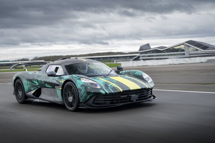 Phía đuôi xe, Aston Martin Valhalla 2024 mới vẫn có cánh gió khí động học chủ động cỡ lớn giúp giảm lực cản của không khí. Đồng thời, những chi tiết thiết kế đặc thù tại phần thân và gầm xe sẽ giúp tăng tính khí động học hơn. Ở bản concept, xe được trang bị bộ mâm 6 chấu cỡ lớn nhưng giờ đây lại được thay thế bằng bộ mâm có kích thước hạn chế hơn.