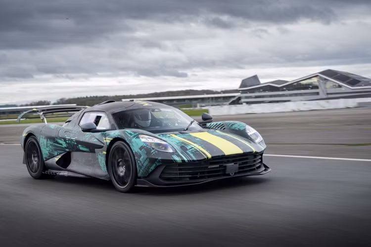 Phía đuôi xe, Aston Martin Valhalla 2024 mới vẫn có cánh gió khí động học chủ động cỡ lớn giúp giảm lực cản của không khí. Đồng thời, những chi tiết thiết kế đặc thù tại phần thân và gầm xe sẽ giúp tăng tính khí động học hơn. Ở bản concept, xe được trang bị bộ mâm 6 chấu cỡ lớn nhưng giờ đây lại được thay thế bằng bộ mâm có kích thước hạn chế hơn.