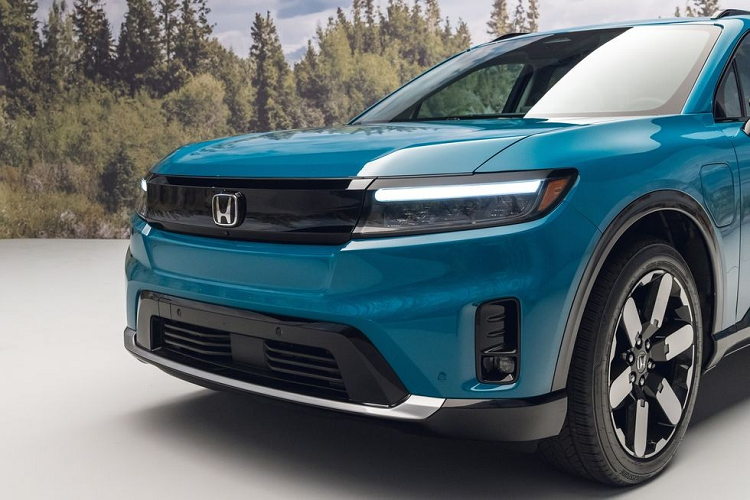 Tương tự các mẫu xe cùng thương hiệu khác, Honda Prologue 2024 cũng có cụm đèn pha LED thanh mảnh, tích hợp dải đèn LED định vị ban ngày nằm ngang. Vì là ô tô điện nên mẫu xe này chỉ đi kèm lưới tản nhiệt đóng kín, sơn màu đen bóng ở giữa 2 đèn pha. Tiếp theo đó là hốc gió trung tâm hình thang cỡ lớn và đèn sương mù nằm trên cản trước.