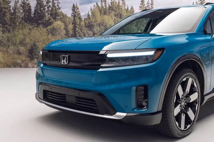 Tương tự các mẫu xe cùng thương hiệu khác, Honda Prologue 2024 cũng có cụm đèn pha LED thanh mảnh, tích hợp dải đèn LED định vị ban ngày nằm ngang. Vì là ô tô điện nên mẫu xe này chỉ đi kèm lưới tản nhiệt đóng kín, sơn màu đen bóng ở giữa 2 đèn pha. Tiếp theo đó là hốc gió trung tâm hình thang cỡ lớn và đèn sương mù nằm trên cản trước.