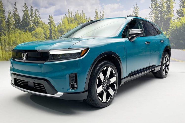 Honda Prologue 2024 là SUV thuần điện do Honda phát triển chung với tập đoàn General Motors (GM). Do đó, mẫu xe này chia sẻ một số trang bị chung với Chevrolet Blazer EV 2024 như cơ sở gầm bệ BEV3 của tập đoàn GM.