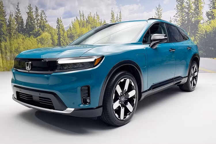 Honda Prologue 2024 là SUV thuần điện do Honda phát triển chung với tập đoàn General Motors (GM). Do đó, mẫu xe này chia sẻ một số trang bị chung với Chevrolet Blazer EV 2024 như cơ sở gầm bệ BEV3 của tập đoàn GM.
