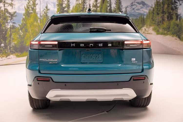 Vòng ra phía sau, chúng ta sẽ bắt gặp đèn hậu nằm ngang, nối với nhau bằng nẹp màu đen bóng ở giữa, tạo sự tương đồng về thiết kế với đèn pha. Ở giữa 2 đèn hậu là tem chữ nổi "Honda" với phông chữ thường, theo phong cách của mẫu ô tô điện Honda e đang bán tại châu Âu.