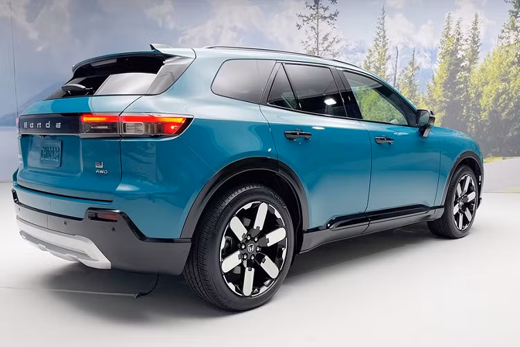 Với bản Elite, xe sẽ có thêm vô lăng tích hợp sưởi, ghế trước sưởi/làm mát và màn hình hiển thị thông tin kính lái HUD. Khi mua Honda Prologue 2024, khách hàng có thể chọn phiên bản dẫn động cầu trước hoặc 4 bánh toàn thời gian AWD.