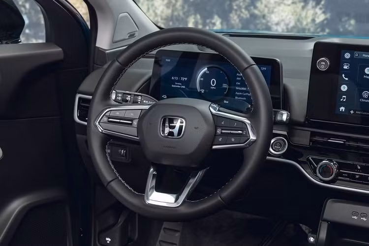 Ngoài ra, bản tiêu chuẩn còn có sưởi ghế trước, ghế lái chỉnh điện 8 hướng và hệ thống điều hòa tự động 2 vùng.