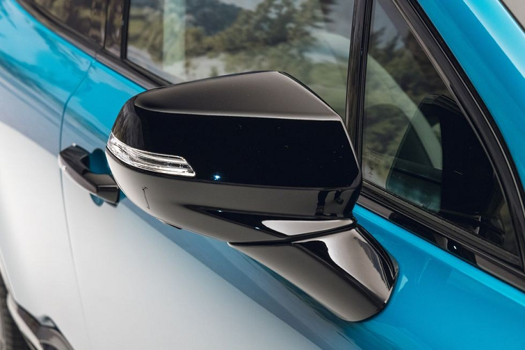 Với phiên bản AWD, xe dùng 2 mô-tơ điện nằm trên 2 cầu, tạo ra công suất tổng cộng 288 mã lực và mô-men xoắn cực đại 451 Nm. Nhờ cụm pin lithium-ion 85 kWh, xe có quãng đường di chuyển 483 km theo chu trình thử nghiệm EPA. Nếu dùng sạc nhanh DC 155 kW, người dùng chỉ cần chờ 10 phút là có thể đi thêm 105 km.