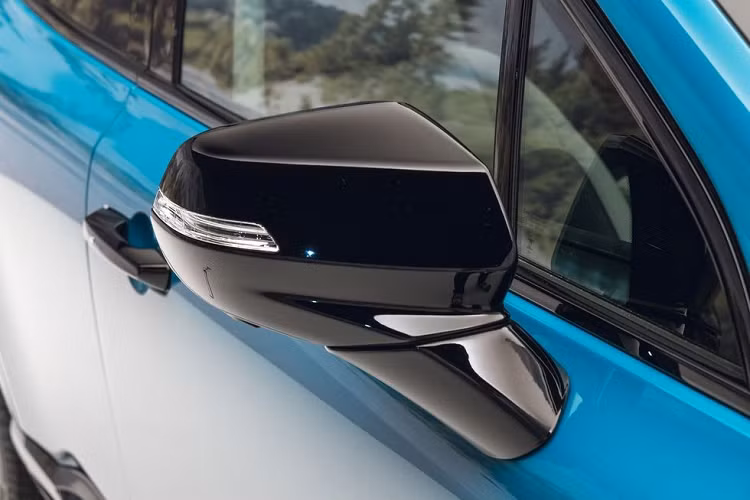 Với phiên bản AWD, xe dùng 2 mô-tơ điện nằm trên 2 cầu, tạo ra công suất tổng cộng 288 mã lực và mô-men xoắn cực đại 451 Nm. Nhờ cụm pin lithium-ion 85 kWh, xe có quãng đường di chuyển 483 km theo chu trình thử nghiệm EPA. Nếu dùng sạc nhanh DC 155 kW, người dùng chỉ cần chờ 10 phút là có thể đi thêm 105 km.