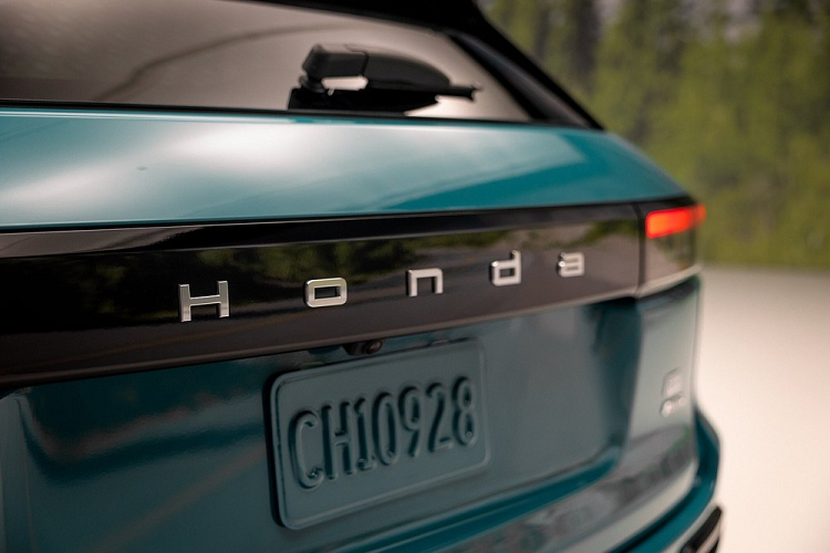 Cuối cùng là những tính năng an toàn chủ động ADAS nằm trong gói Honda Sensing như hệ thống hỗ trợ đánh lái trong điểm mù, cảnh báo có người đi bộ phía sau và phanh ngăn va chạm với phương tiện cắt ngang khi lùi.