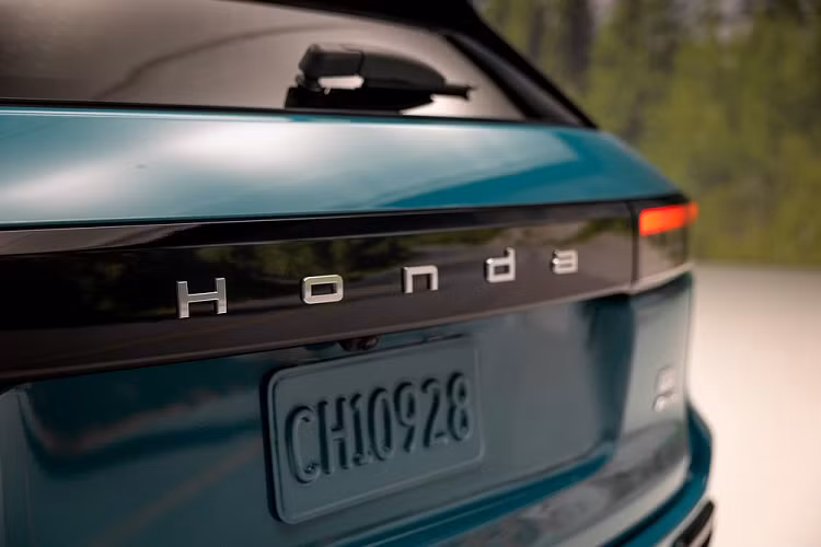 Cuối cùng là những tính năng an toàn chủ động ADAS nằm trong gói Honda Sensing như hệ thống hỗ trợ đánh lái trong điểm mù, cảnh báo có người đi bộ phía sau và phanh ngăn va chạm với phương tiện cắt ngang khi lùi.