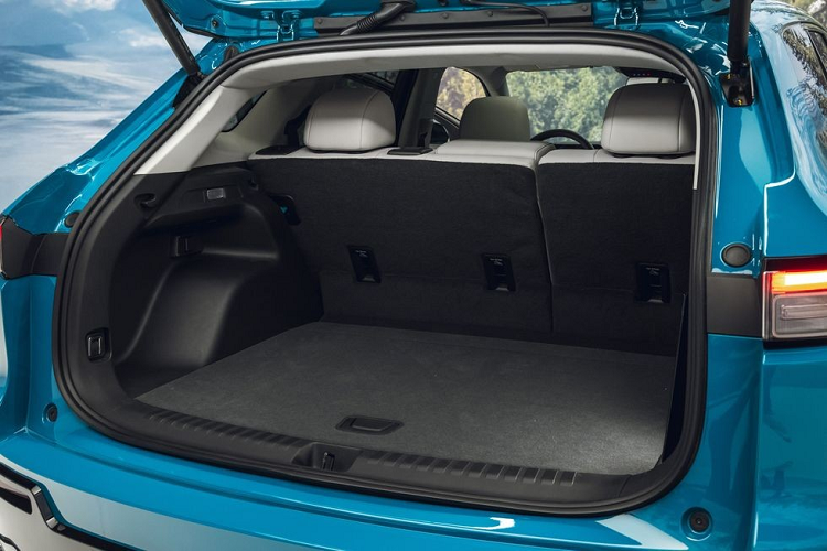 Tuy có kích thước lớn nhưng mẫu xe này chỉ được trang bị nội thất 5 chỗ ngồi. Phía sau hàng ghế thứ hai là khoang hành lý có thể tích 714 lít. Nếu gập ghế sau xuống, con số này tăng lên 1.634 lít. Dưới sàn khoang hành lý có thêm một ngăn chứa đồ 14 lít.