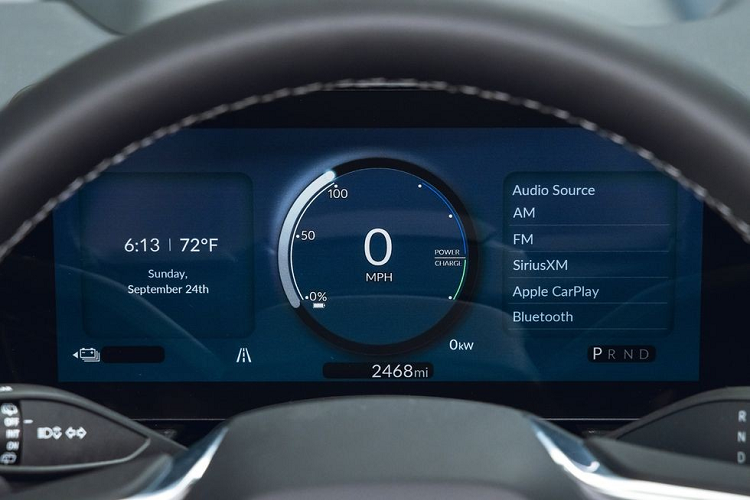 Tại thị trường Mỹ, mẫu xe này có 3 phiên bản, bao gồm EX, Touring và Elite. Dù ở phiên bản nào, xe cũng có bảng đồng hồ kỹ thuật số 11 inch... và màn hình cảm ứng trung tâm 11,3 inch, tích hợp các ứng dụng Google như Google Assistant, Google Maps hay Google Play.