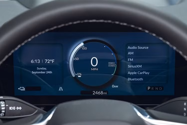 Tại thị trường Mỹ, mẫu xe này có 3 phiên bản, bao gồm EX, Touring và Elite. Dù ở phiên bản nào, xe cũng có bảng đồng hồ kỹ thuật số 11 inch... và màn hình cảm ứng trung tâm 11,3 inch, tích hợp các ứng dụng Google như Google Assistant, Google Maps hay Google Play.