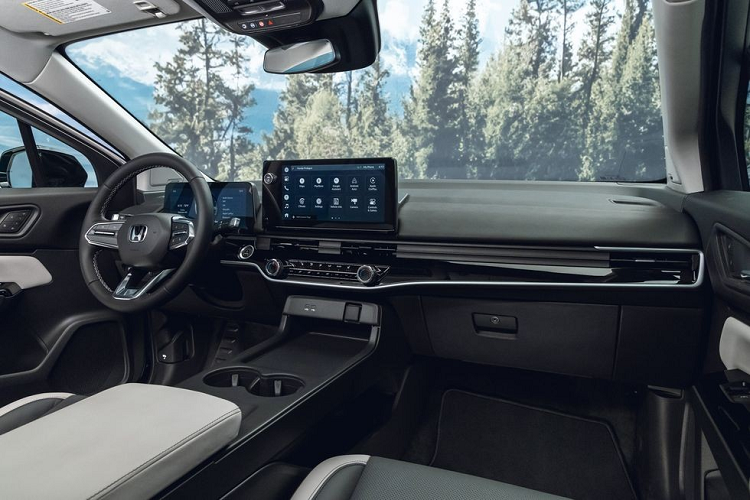 Ở bản Touring tầm trung, xe sẽ được trang bị vô lăng bọc da, ghế bọc da màu đen phối xám nhạt, cửa cốp chỉnh điện rảnh tay, gương chiếu hậu chống chói tự động, cửa sổ trời toàn cảnh và hệ thống âm thanh Bose 12 loa.