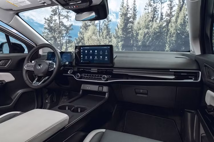 Ở bản Touring tầm trung, xe sẽ được trang bị vô lăng bọc da, ghế bọc da màu đen phối xám nhạt, cửa cốp chỉnh điện rảnh tay, gương chiếu hậu chống chói tự động, cửa sổ trời toàn cảnh và hệ thống âm thanh Bose 12 loa.