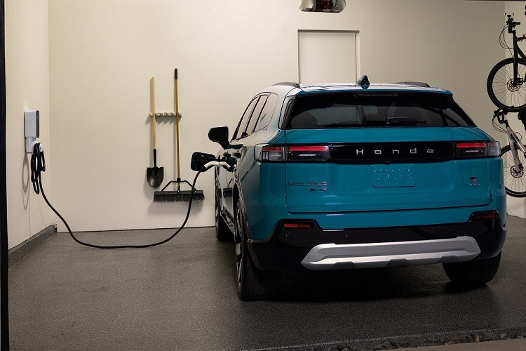 Hiện giá xe Honda Prologue 2024 ở thị trường Mỹ chưa được công bố. Tuy nhiên, hãng Honda cho biết xe sẽ có giá khởi điểm trên 40.000 USD, chưa trừ chiết khấu hoặc tín dụng thuế. Xe dự kiến sẽ được giao cho khách hàng Mỹ vào đầu năm sau. 