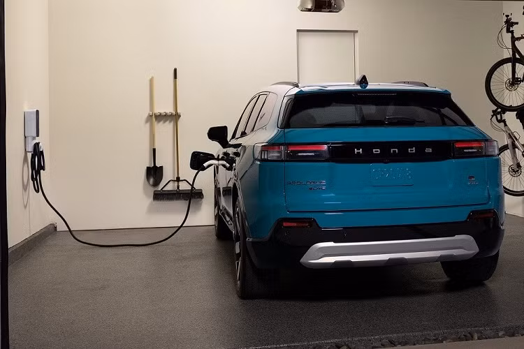 Hiện giá xe Honda Prologue 2024 ở thị trường Mỹ chưa được công bố. Tuy nhiên, hãng Honda cho biết xe sẽ có giá khởi điểm trên 40.000 USD, chưa trừ chiết khấu hoặc tín dụng thuế. Xe dự kiến sẽ được giao cho khách hàng Mỹ vào đầu năm sau. 