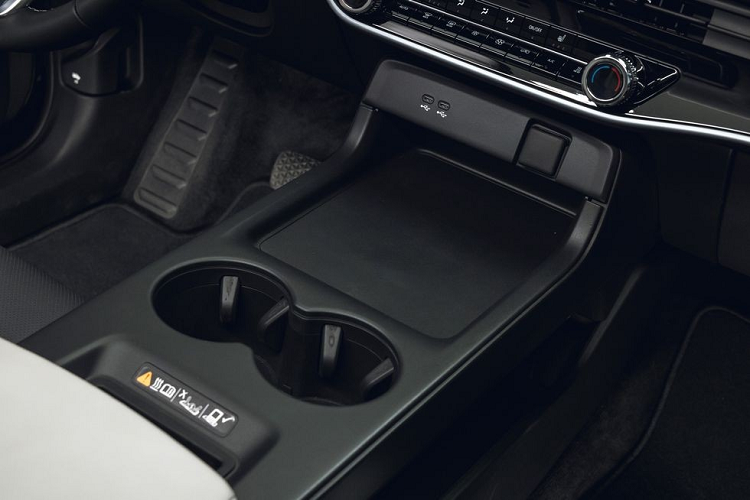 Nằm giữa 2 ghế trước là cụm điều khiển trung tâm 2 tầng khá rộng với 2 giá để ly cỡ lớn và sạc điện thoại không dây. Cần số của xe không nằm ở cụm điều khiển trung tâm mà được đưa lên cụm vô lăng.