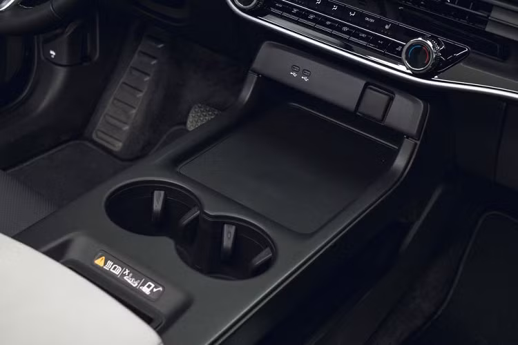 Nằm giữa 2 ghế trước là cụm điều khiển trung tâm 2 tầng khá rộng với 2 giá để ly cỡ lớn và sạc điện thoại không dây. Cần số của xe không nằm ở cụm điều khiển trung tâm mà được đưa lên cụm vô lăng.