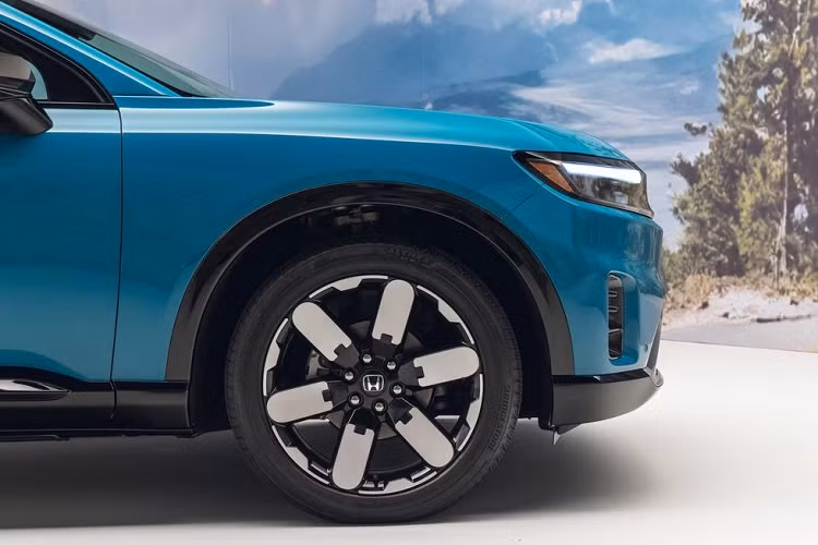 Khu vực sườn xe của Honda Prologue 2024 có thiết kế khá mượt mà, ít đường dập gân. Tại đây, xe được trang bị gương chiếu hậu nằm trên cửa nhằm đảm bảo tầm nhìn cho người lái. Vành la-zăng của xe có đường kính 19 inch hoặc 21 inch, tùy phiên bản.