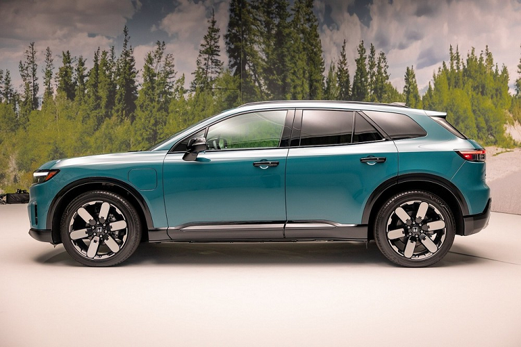 Được định vị trong phân khúc SUV thuần điện hạng trung, Honda Prologue 2024 sở hữu kích thước dài x rộng x cao lần lượt là 4.877 x 1.989 x 1.643 mm và chiều dài cơ sở 3.094 mm. So với Honda CR-V thế hệ mới, mẫu xe này dài hơn 203 mm, rộng hơn 127 mm và chiều dài cơ sở nhỉnh hơn 394 mm.