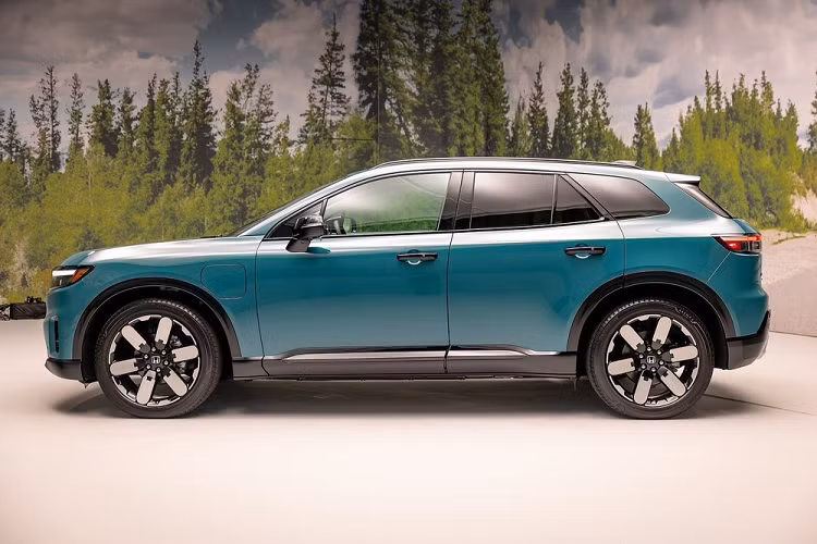 Được định vị trong phân khúc SUV thuần điện hạng trung, Honda Prologue 2024 sở hữu kích thước dài x rộng x cao lần lượt là 4.877 x 1.989 x 1.643 mm và chiều dài cơ sở 3.094 mm. So với Honda CR-V thế hệ mới, mẫu xe này dài hơn 203 mm, rộng hơn 127 mm và chiều dài cơ sở nhỉnh hơn 394 mm.