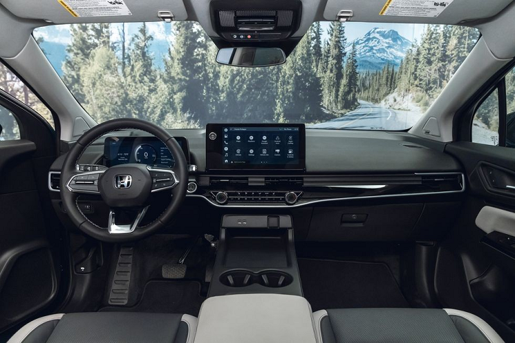 Trong khi đó, cản sau được sơn màu đen bóng, tích hợp đèn phản quang và ốp gầm giả màu bạc. Cũng như ngoại thất, nội thất của Honda Prologue 2024 có thiết kế hoàn toàn không liên quan đến Chevrolet Blazer EV.