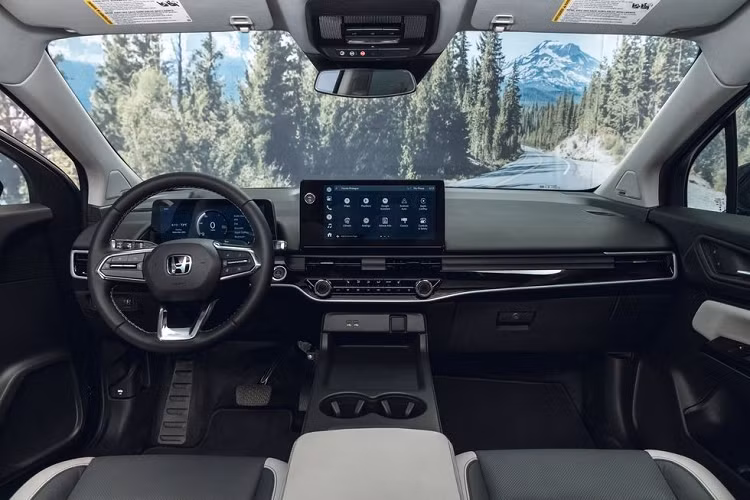 Trong khi đó, cản sau được sơn màu đen bóng, tích hợp đèn phản quang và ốp gầm giả màu bạc. Cũng như ngoại thất, nội thất của Honda Prologue 2024 có thiết kế hoàn toàn không liên quan đến Chevrolet Blazer EV.