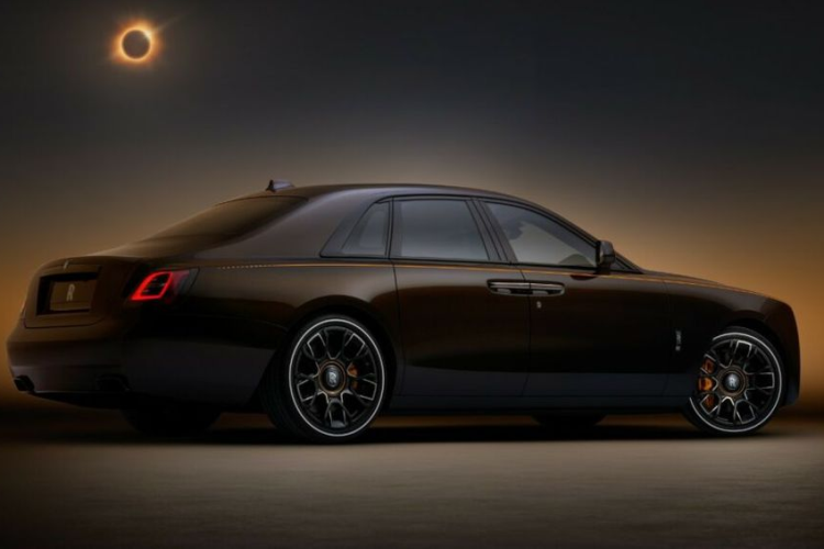 Trước đó, vào hồi năm 2021, Rolls-Royce cũng đã cho ra mắt Phantom Tempus với thiết kế lấy cảm hứng từ khái niệm thời gian và những ngôi sao trong vũ trụ. Phiên bản này cũng có số lượng giới hạn chỉ 20 chiếc.