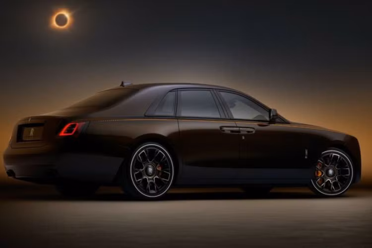 Trước đó, vào hồi năm 2021, Rolls-Royce cũng đã cho ra mắt Phantom Tempus với thiết kế lấy cảm hứng từ khái niệm thời gian và những ngôi sao trong vũ trụ. Phiên bản này cũng có số lượng giới hạn chỉ 20 chiếc.