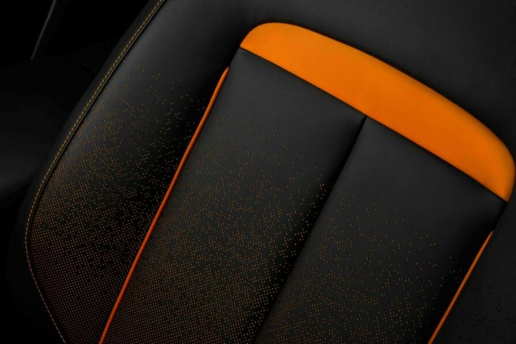 Bảng điều khiển mô tả các giai đoạn của nhật thực toàn phần với 1.846 ngôi sao được khắc bằng laser mất hơn 100 giờ để hoàn thành. Chiếc đồng hồ nhỏ ở mặt taplo là trang bị đắt giá của mẫu sedan này bởi nó được gắn một viên kim cương có kích thước 0,5 carat.