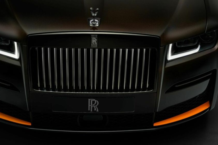 Tên đầy đủ của mẫu sedan này là Rolls-Royce Black Badge Ghost Ékleipsis Private Collection 2023 mới. Xe có nước sơn ngoại thất màu nâu đồng ánh kim khá đặc biệt, kết hợp với các điểm nhấn màu cam ở cản trước, vành la zăng, kẹp phanh và cả đường coachline vẽ bằng tay.