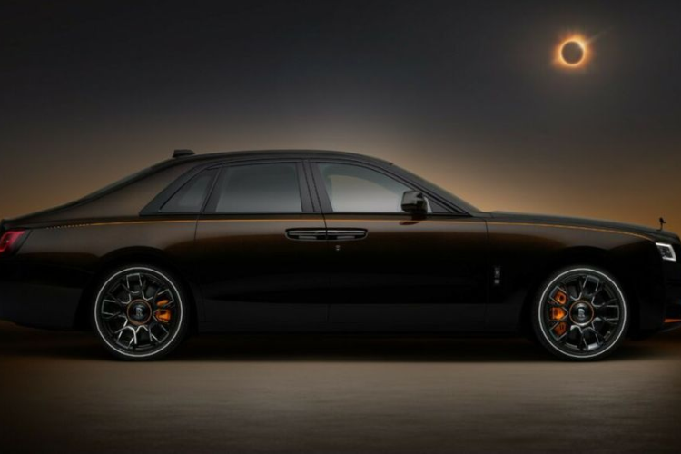 Trong khi các thay đổi về ngoại thất của Rolls-Royce Ghost Ekleipsis chỉ đơn giản một bộ phối màu mới thì không gian nội thất của mẫu xe này lại được nâng cấp toàn diện. Toàn bộ cabin mang tông đen chủ đạo, kết hợp với các điểm nhấn màu cam nổi bật. Ghế ngồi được phối hai màu đen/cam với hiệu ứng trải màu độc đáo.