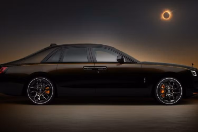 Trong khi các thay đổi về ngoại thất của Rolls-Royce Ghost Ekleipsis chỉ đơn giản một bộ phối màu mới thì không gian nội thất của mẫu xe này lại được nâng cấp toàn diện. Toàn bộ cabin mang tông đen chủ đạo, kết hợp với các điểm nhấn màu cam nổi bật. Ghế ngồi được phối hai màu đen/cam với hiệu ứng trải màu độc đáo.