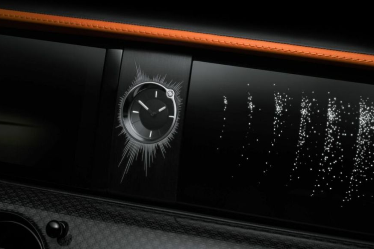 Tuy nhiên, điểm nhấn đặt biệt nhất trong khoang nội thất là khu vực trần xe Starlight Headliner, với vùng màu đen ở giữa được bao quanh bởi 940 ngôi sao và 192 ngôi sao khác nằm rải rác ở xa hơn.