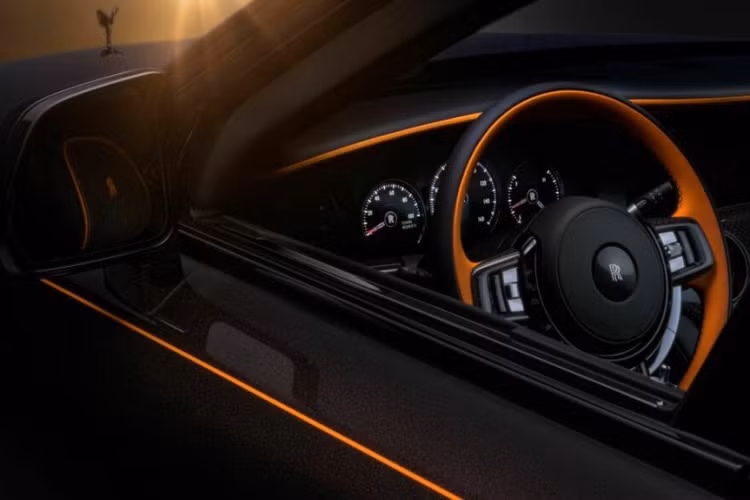 Mức giá xe Rolls-Royce Ghost Ekleipsis được hãng công bố vào ngày 12/10, chỉ 2 ngày trước khi sự kiện nhật thực hình khuyên nhìn thấy được ở vùng Tây bán cầu. Đây không phải là lần đầu tiên hãng xe siêu sang Anh Quốc ra mắt một phiên bản đặc biệt lấy cảm hứng từ thiên văn.