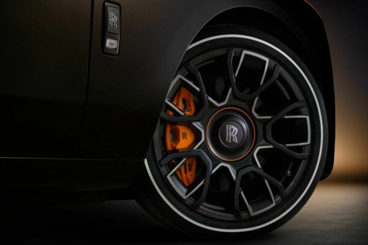 Rolls-Royce cho biết khu vực trần xe sẽ tạo hiệu ứng mô phỏng hiện tượng nhật thực toàn phần mỗi khi người lái bước lên xe và duy trì nó trong 7 phút 31 giây - khoảng thời gian nhật thực toàn phần dài nhất từng được ghi nhận.