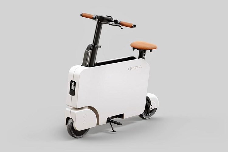 Theo đó, “người kế nhiệm” của chiếc xe hai bánh nhỏ gọn huyền thoại là Honda Motocompacto 2023 chạy điện. Chiếc xe vô cùng dễ thương này được thiết kế bởi các kỹ sư của Honda ở Ohio và California.