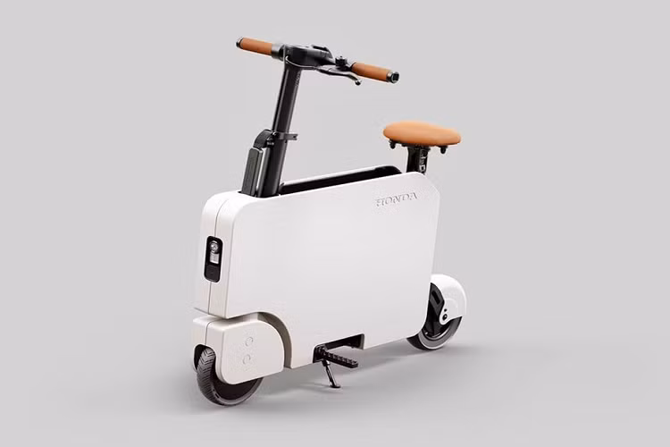 Theo đó, “người kế nhiệm” của chiếc xe hai bánh nhỏ gọn huyền thoại là Honda Motocompacto 2023 chạy điện. Chiếc xe vô cùng dễ thương này được thiết kế bởi các kỹ sư của Honda ở Ohio và California.