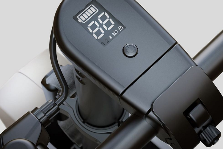 Cung cấp sức mạnh cho Honda Motocompacto là bộ pin 6,8 Ah có thể được sạc đầy trong 3,5 giờ qua ổ điện dân dụng (điện 110 V tại thị trường Mỹ). Động cơ bánh trước có công suất 490W và tốc độ tối đa chỉ 25 km/h.