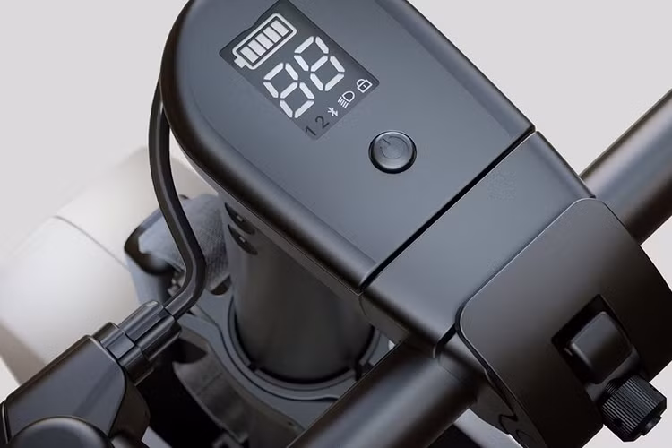 Cung cấp sức mạnh cho Honda Motocompacto là bộ pin 6,8 Ah có thể được sạc đầy trong 3,5 giờ qua ổ điện dân dụng (điện 110 V tại thị trường Mỹ). Động cơ bánh trước có công suất 490W và tốc độ tối đa chỉ 25 km/h.