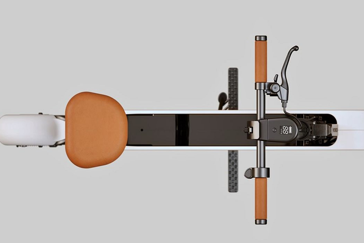 Đáng chú ý, phần khung xe được làm từ nhôm gia nhiệt, giúp xe có độ bền cao nhưng duy trì trọng lượng nhẹ. Ngoài ra phần khung còn là nơi chứa đồ khi sử dụng, và là nơi để yên xe, tay lái khi gấp gọn. Honda nhấn mạnh vào khả năng tùy biến của xe qua phần thân, vốn được để trống để khuyến khích người dùng tự cá nhân hóa cho mẫu xe.