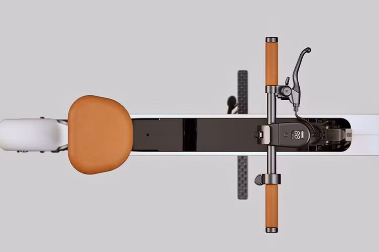 Đáng chú ý, phần khung xe được làm từ nhôm gia nhiệt, giúp xe có độ bền cao nhưng duy trì trọng lượng nhẹ. Ngoài ra phần khung còn là nơi chứa đồ khi sử dụng, và là nơi để yên xe, tay lái khi gấp gọn. Honda nhấn mạnh vào khả năng tùy biến của xe qua phần thân, vốn được để trống để khuyến khích người dùng tự cá nhân hóa cho mẫu xe.