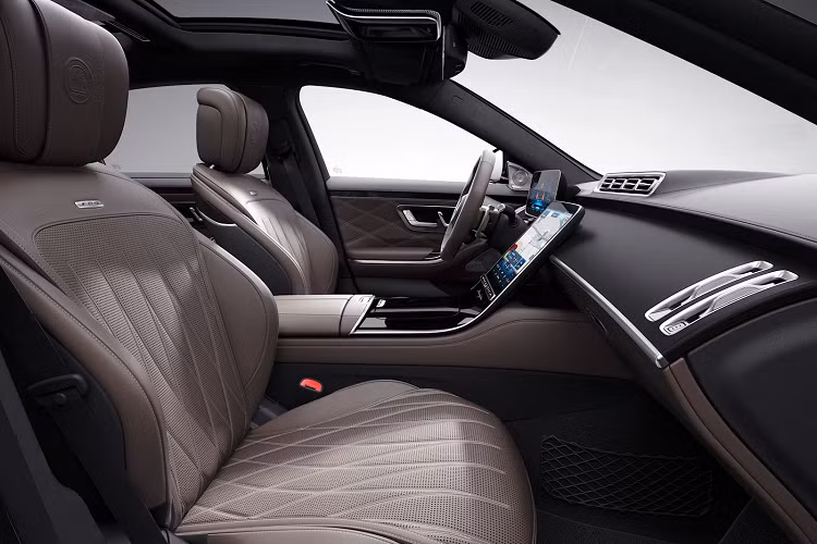 Vô-lăng AMG Performance trên Mercedes-AMG S63 cá nhân hóa Manufaktur được bọc thủ công bằng da Nappa. Bảng điều khiển trung tâm có chữ viết tay “MANUFAKTUR” bằng chrome và chữ viết tay được thêu đồng bộ với giá đựng đồ phía sau.